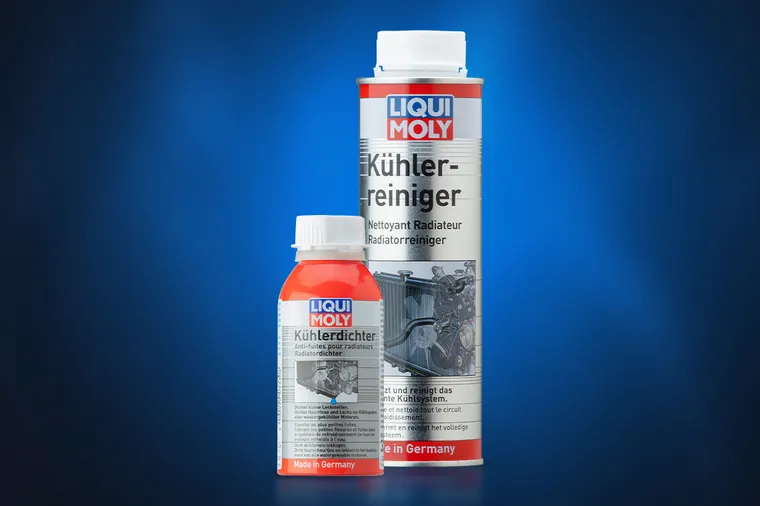 Liqui Moly Kühlerreiniger und Kühlerdichter in weiß-silbernen und roten Dosen vor blauem Hintergrund.