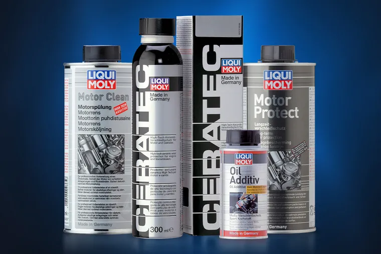 Verschiedene Liqui Moly Öladditive wie Cera Tec, Motor Clean und Oil Additiv vor blauem Hintergrund.